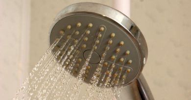 Jak usunąć kamień z płytek pod prysznicem?